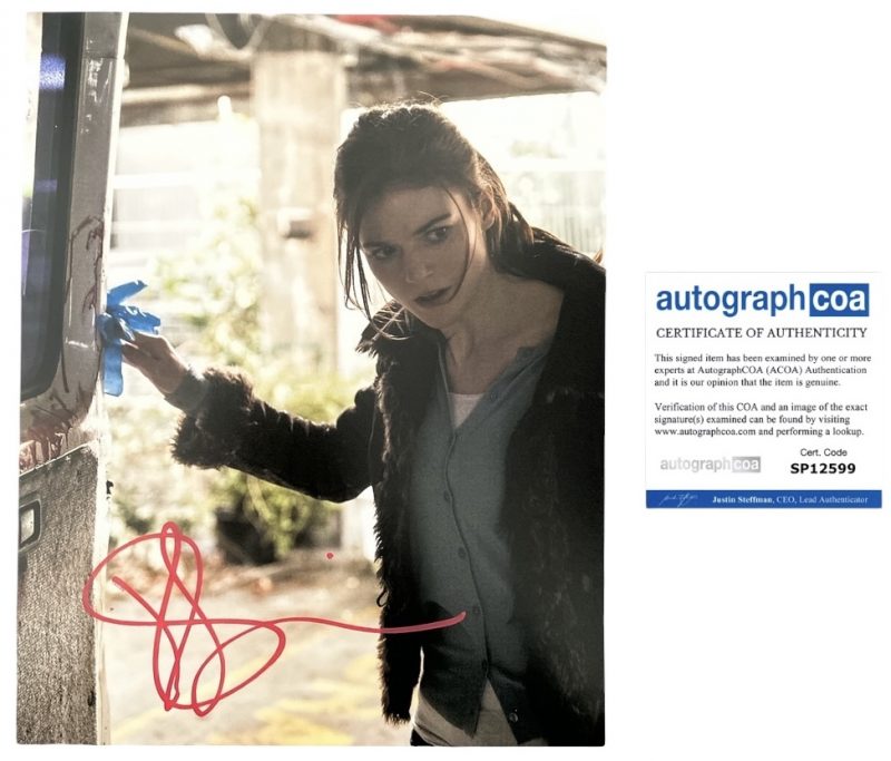 Rose Leslie - 10x8 - Luther - ACOA